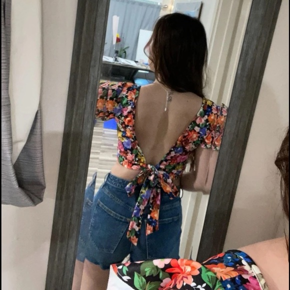 Floral pattern bow tie  crop top - Picture 2 of 3